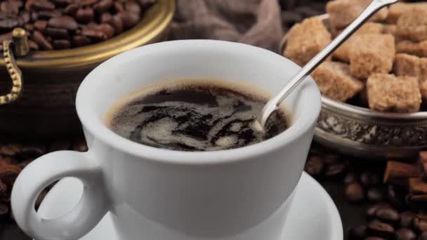 Mezclar Café Humeante Una Taza Con Una Cuchara — Vídeos de Stock