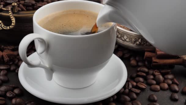 Caffè Con Vapore Versato Una Caffettiera Una Tazza — Video Stock