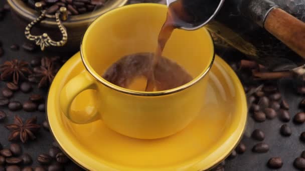 Kaffee Mit Dampf Aus Einer Kaffeekanne Eine Tasse Gegossen — Stockvideo