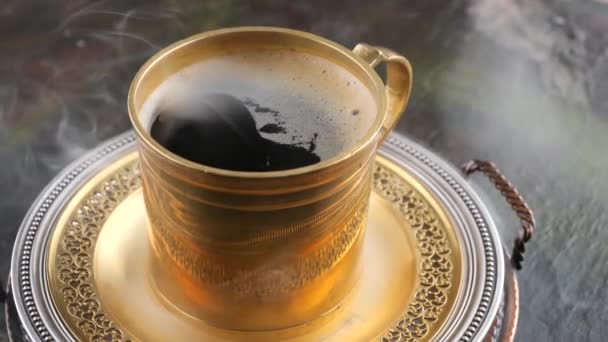 Café Caliente Una Taza Con Vapor Sobre Fondo Viejo — Vídeo de stock