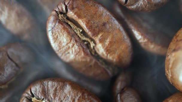 パンの中で煙とコーヒー豆をロースト — ストック動画