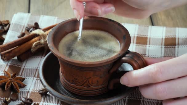 Mieszanie Parującej Kawy Filiżance Łyżeczką — Wideo stockowe