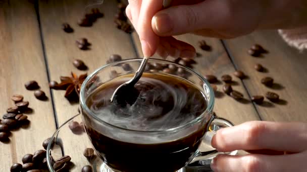 Mezclar Café Humeante Una Taza Con Una Cuchara — Vídeo de stock