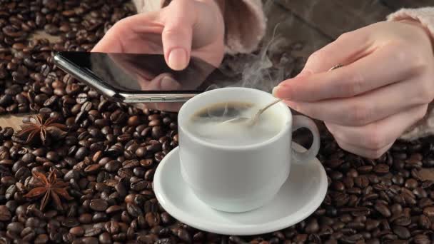 Café Chaud Dans Une Tasse Avec Vapeur Sur Vieux Fond — Video