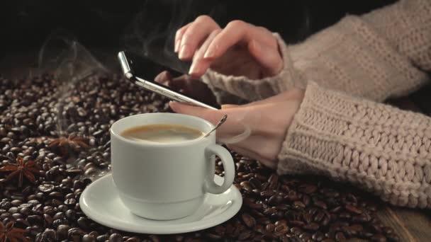 Caffè Caldo Una Tazza Con Vapore Vecchio Sfondo — Video Stock