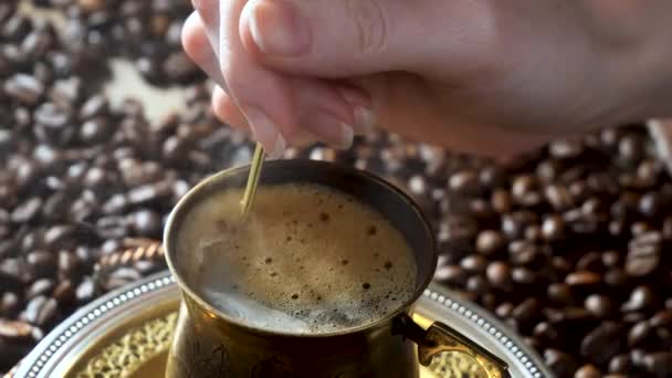 Miscelare Caffè Fumante Una Tazza Con Cucchiaio — Video Stock