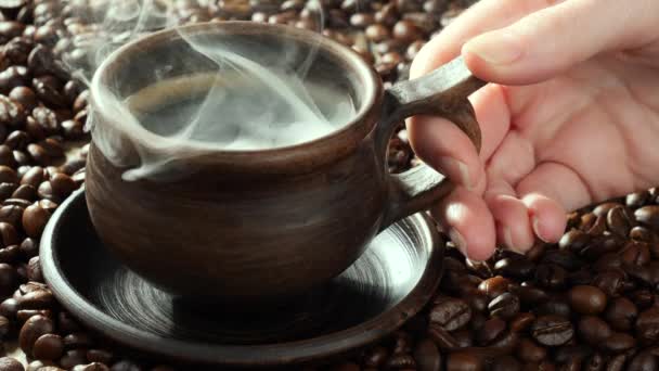 一杯热咖啡 老背景上有蒸汽 — 图库视频影像
