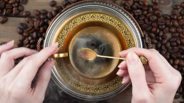 Dampfender Kaffee Einer Tasse Mit Einem Löffel Mischen — Stockvideo