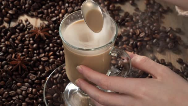 Kahveyi Bir Kaşıkla Karıştırıyorum — Stok video