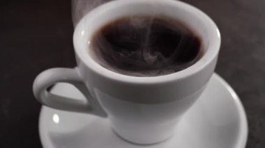 Eski bir fonda buharlı sıcak kahve..