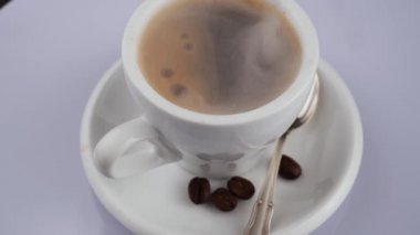 Eski bir fonda buharlı sıcak kahve..