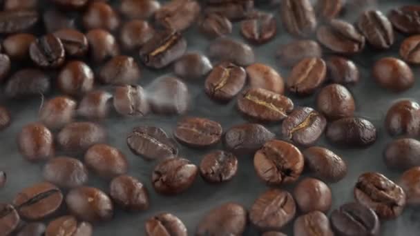 Grains Café Torréfiés Avec Fumée Dans Une Casserole — Video