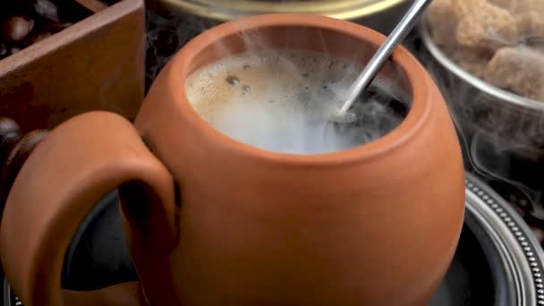 Café Quente Uma Xícara Com Vapor Fundo Antigo — Vídeo de Stock