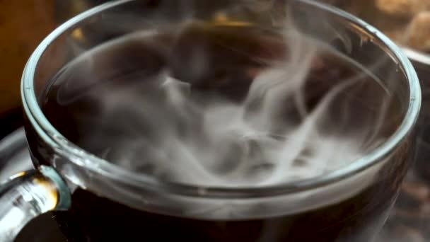 Forró Kávé Egy Csészében Gőz Egy Régi Háttér — Stock videók
