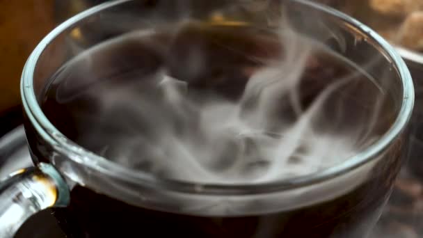 Café Chaud Dans Une Tasse Avec Vapeur Sur Vieux Fond — Video