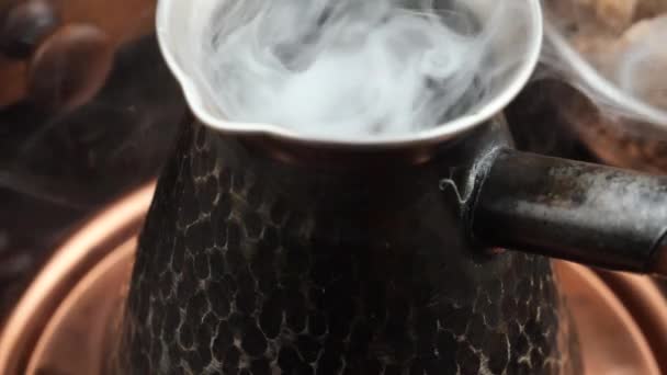 Warme Koffie Een Kopje Met Stoom Een Oude Achtergrond — Stockvideo