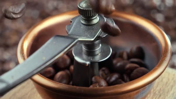 Pieczone Ziarna Kawy Powoli Wpadające Młynka Kawy — Wideo stockowe