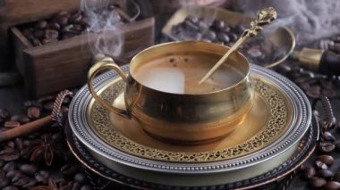 Eski bir fonda buharlı sıcak kahve..