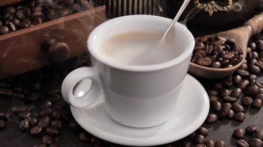 Eski bir fonda buharlı sıcak kahve..