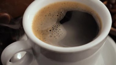 Eski bir fonda buharlı sıcak kahve..