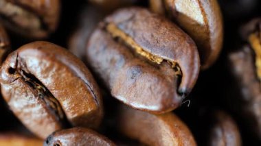 Kavrulmuş kahve çekirdekleri ve tavada duman.