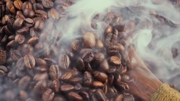 Geröstete Kaffeebohnen Mit Rauch Der Pfanne — Stockvideo