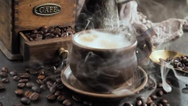 Heißer Kaffee Einer Tasse Mit Dampf Auf Altem Hintergrund — Stockvideo