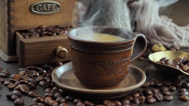 Heißer Kaffee Einer Tasse Mit Dampf Auf Altem Hintergrund — Stockvideo