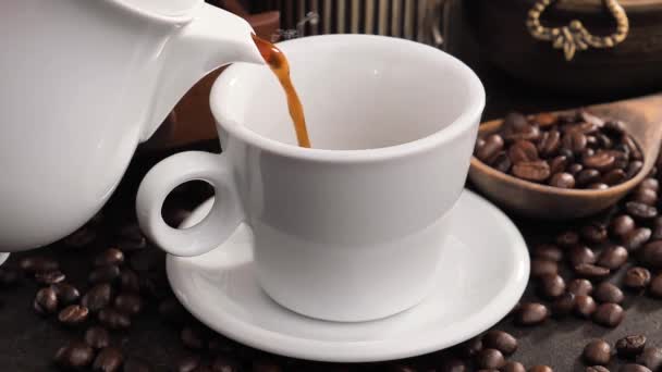 Káva s párou nalitou z konvice na kávu do šálku