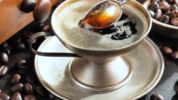 Miscelare Caffè Fumante Una Tazza Con Cucchiaio — Video Stock