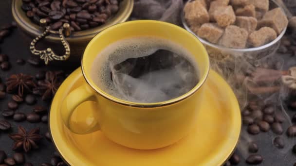 Ζεστός Καφές Ένα Φλιτζάνι Ατμό Ένα Παλιό Φόντο — Αρχείο Βίντεο