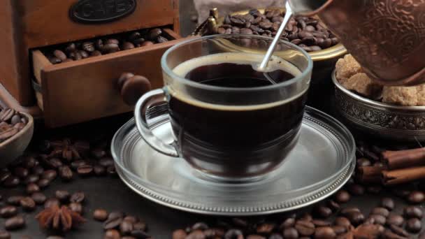 Καφές Ατμό Χύνεται Από Μια Καφετιέρα Ένα Φλιτζάνι — Αρχείο Βίντεο