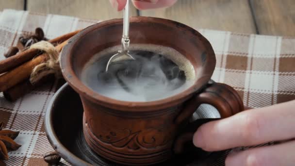 Dampfender Kaffee Einer Tasse Mit Einem Löffel Mischen — Stockvideo