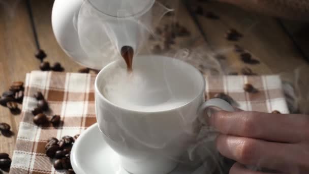 Café Con Vapor Vertido Una Cafetera Una Taza — Vídeo de stock