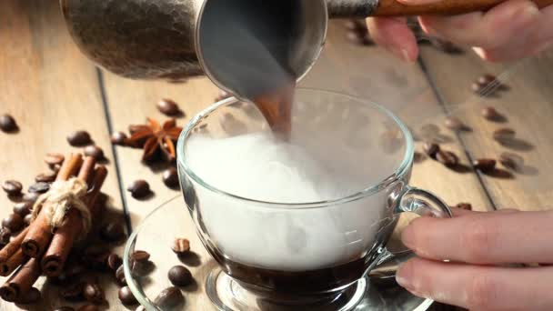 Koffie Met Stoom Gegoten Uit Een Koffiepot Een Kopje — Stockvideo