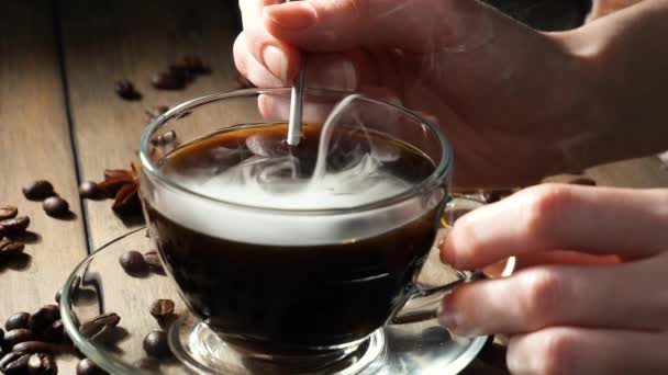 Misturando Café Fumegante Uma Xícara Com Uma Colher — Vídeo de Stock