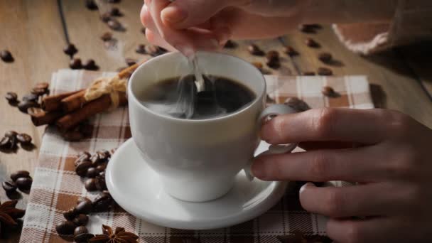 Mezclar Café Humeante Una Taza Con Una Cuchara — Vídeos de Stock