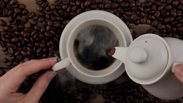 コーヒーポットからカップに蒸気を注ぐコーヒー — ストック動画