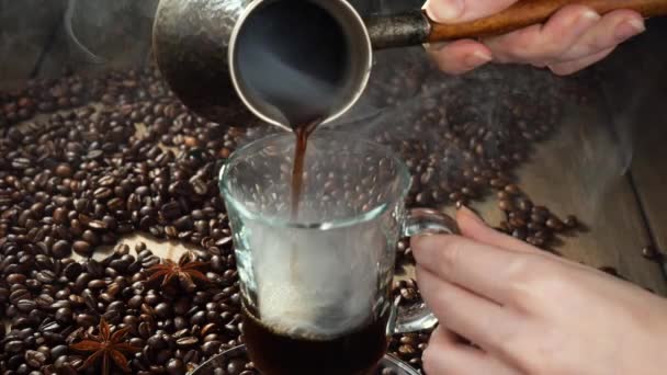 Kaffee Mit Dampf Aus Einer Kaffeekanne Eine Tasse Gegossen — Stockvideo