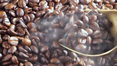 Kavrulmuş kahve çekirdekleri, tavada dumanla karıştırılır..