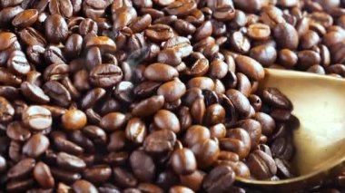 Kavrulmuş kahve çekirdekleri, tavada dumanla karıştırılır..