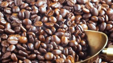 Kavrulmuş kahve çekirdekleri, tavada dumanla karıştırılır..