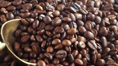 Kavrulmuş kahve çekirdekleri, tavada dumanla karıştırılır..