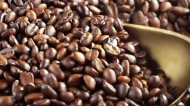 Kavrulmuş kahve çekirdekleri, tavada dumanla karıştırılır..