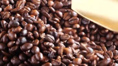 Kavrulmuş kahve çekirdekleri, tavada dumanla karıştırılır..