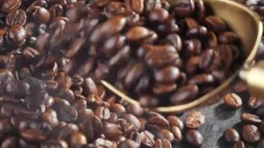 Kavrulmuş kahve çekirdekleri, tavada dumanla karıştırılır..