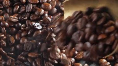 Kavrulmuş kahve çekirdekleri, tavada dumanla karıştırılır..