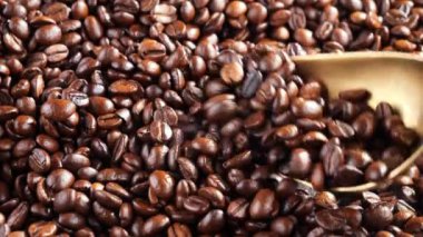 Kavrulmuş kahve çekirdekleri, tavada dumanla karıştırılır..