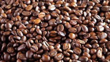 Kavrulmuş kahve çekirdekleri ve tavada duman.