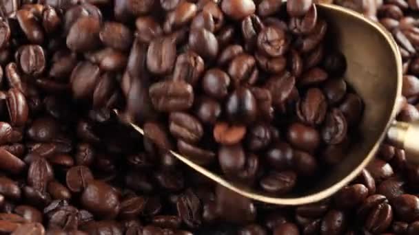Rostade Kaffebönor Blandas Med Sked Med Rök Kastrull — Stockvideo